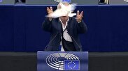 فیلم / رها کردن یک کبوتر در پارلمان اروپا جنجالی شد