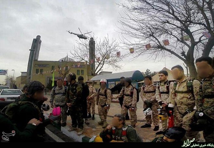سقوط آزاد شهید مدافع حرم در ۲۲ بهمن بر فراز میدان آزادی +تصاویر