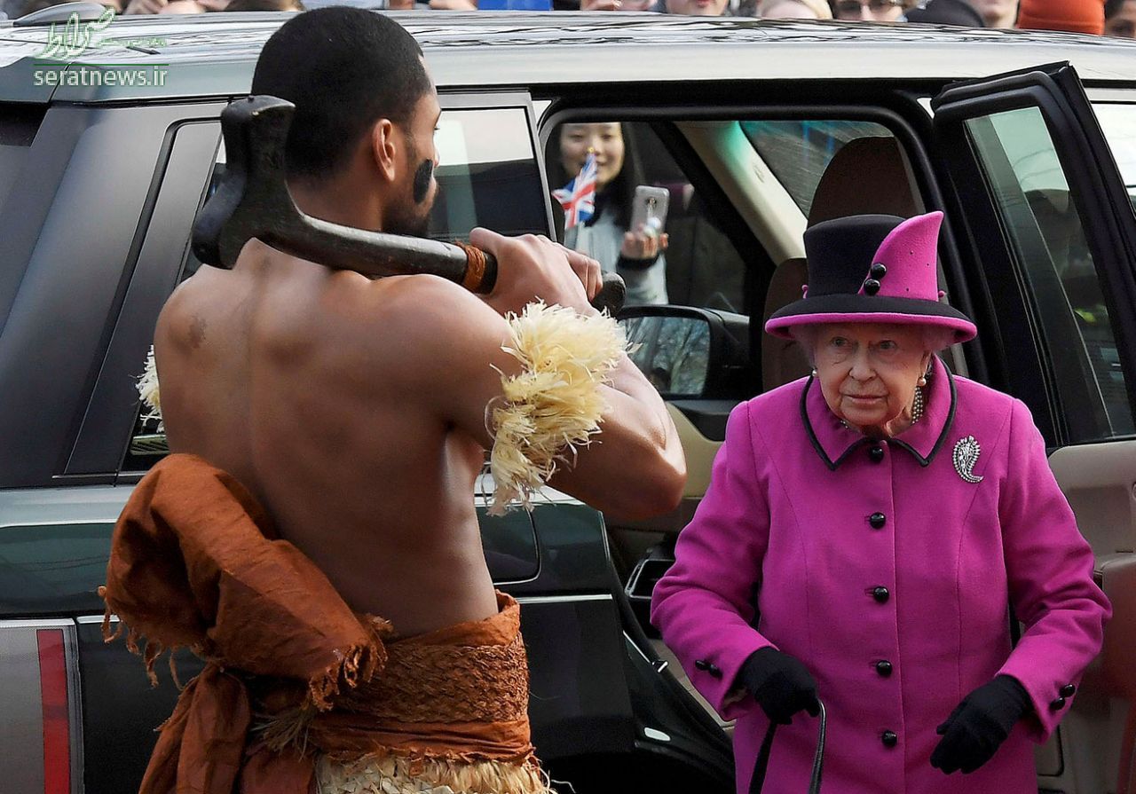 عکس/ مردی که ملکه انگلیس را خیره کرد
