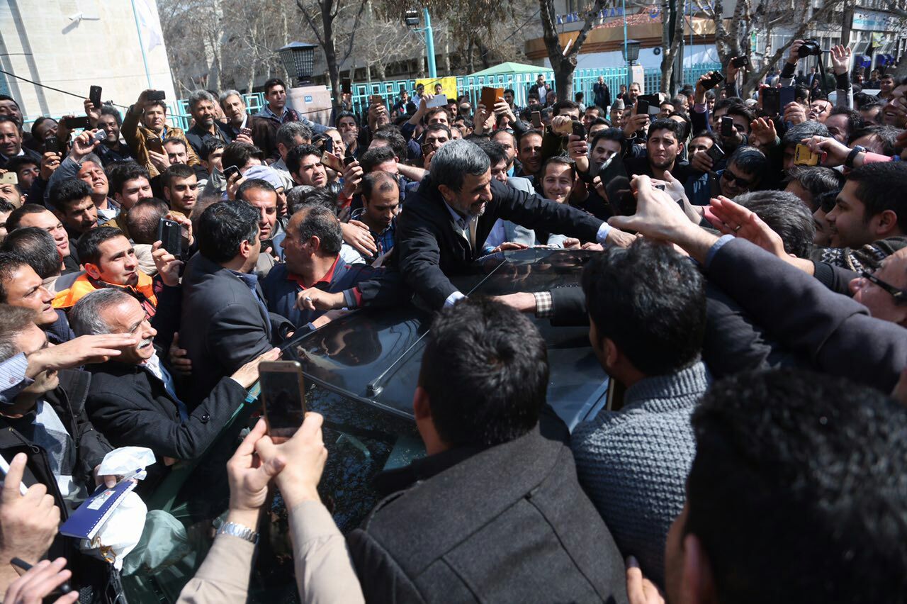 تصاویر/ حضور احمدی‌نژاد در بازار تهران