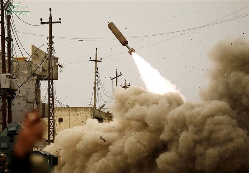 عکس/ شلیک موشک به مواضع داعش در موصل