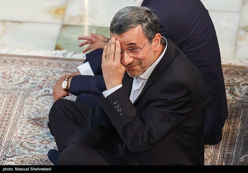 عکس/ حرکت عجیب احمدی نژاد در مراسم سالگرد ارتحال امام