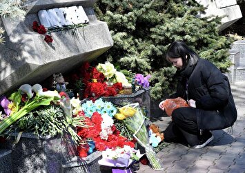 تصاویر/ تقدیم گل و ادای احترام شهروندان روسیه به جان باختگان حادثه تروریستی در مسکو در شهر‌های مختلف این کشور